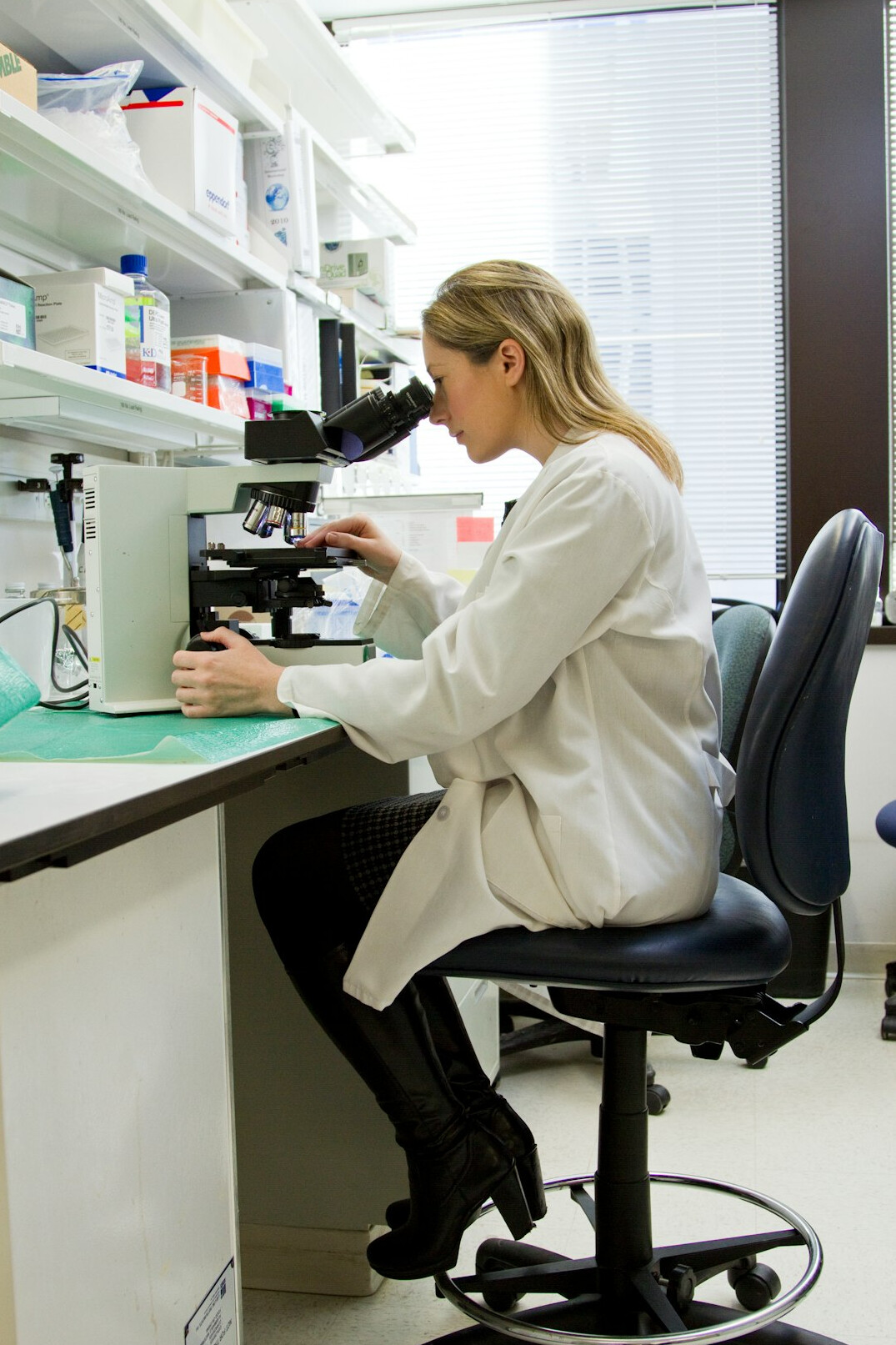 forensic scientist lab